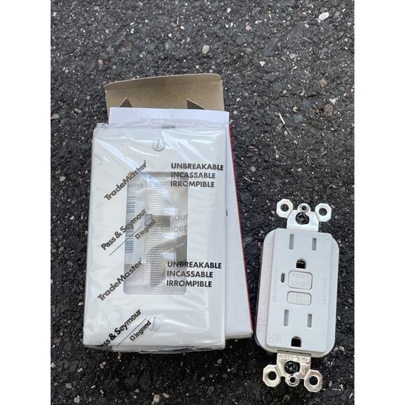 PASS & SEYMOUR LeGrand 1595-TRWRNAW NAFTA GFCI DUPLEX RECEPTACLE White FACEPLATE - Picture 2 of 4